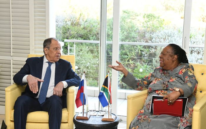 세르게이 라브로프 러시아 외무장관(왼쪽)과 날레디 판도르 남아프리카공화국 국제관계협력 장관이 1일(현지시간) 케이프타운에서 열린 브릭스(BRICS·브라질, 러시아, 인도, 중국, 남아공) 외교장관회의에 앞서 회담하고 있다. 로이터연합뉴스