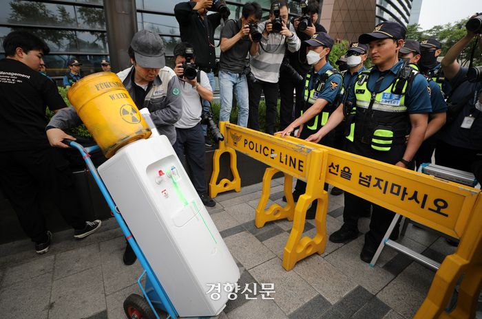 일본대사관 앞에서 경찰이 이제석광고연구소 대표의 진입을 막고 있다. 김창길기자
