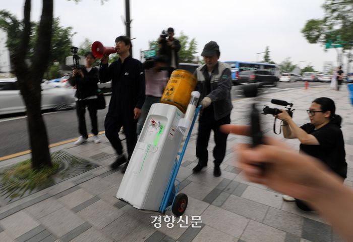 녹색연합 활동가와 이제석광고연구소 대표가 핵폐기물 정수기 모형을 끌고 서울 종로구 일본대사관으로 향하고 있다. 김창길기자