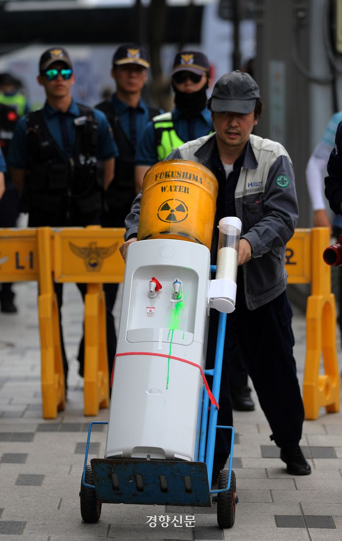 퍼포먼스를 마친 이제석광고연구소 대표가 발길을 돌리고 있다. 김창길기자