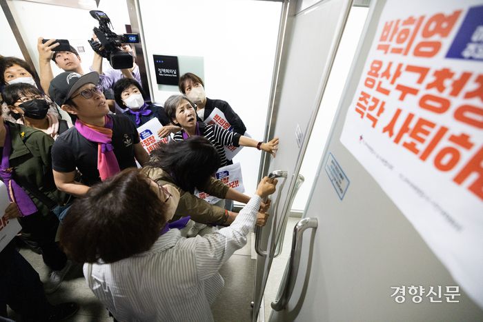 이태원참사 유가족들이 8일 오전 서울 용산구청에서 전날 보석으로 석방된 박희영 용산구청장의 출근을 막으려 구청장실에 진입하기 위해 잠긴 문을 당기고 있다.문재원 기자