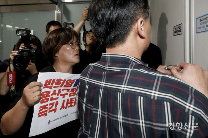 이태원 참사 부실 대응 혐의로 구속기소 됐다 보석으로 석방된 박희영 용산구청장의 출근에 항의하기 모인 10.29이태원참사 유가족들이 8일 서울 용산구청에서 구청장실 진입을 시도하고 있다. 문재원 기자