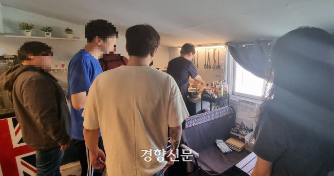 서울 용산구 한 모임공간에서 지난달 17일 은둔청년들이 다코야키 만들기 소모임을 진행하고 있다. 전지현 기자