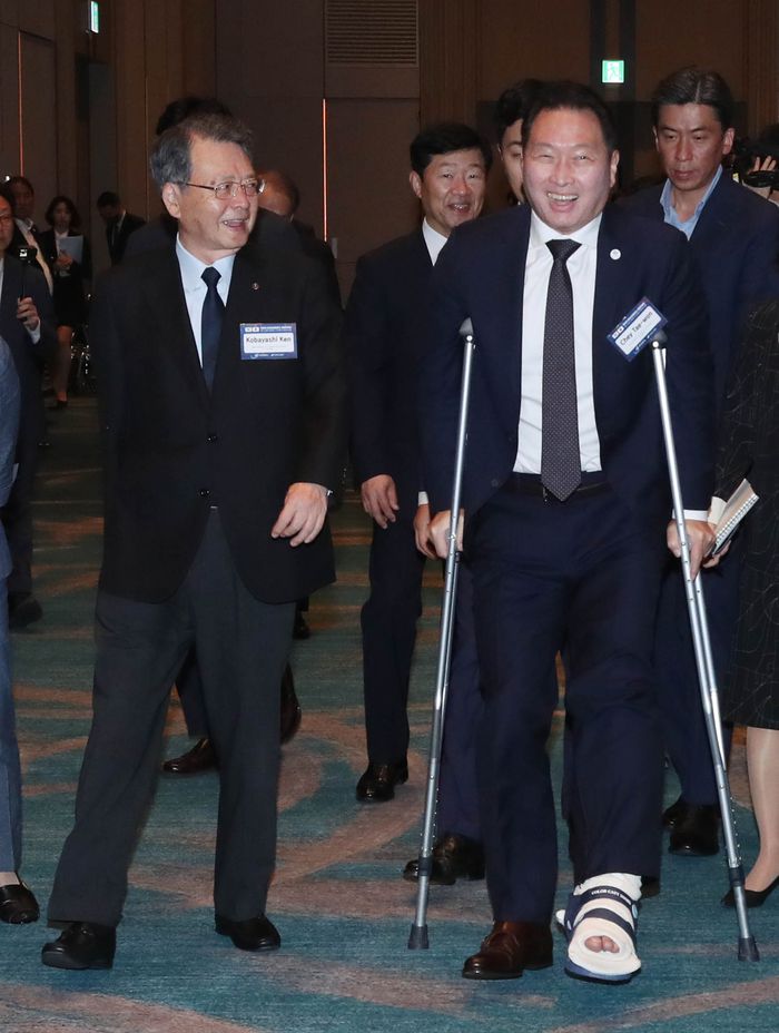 9일 부산 시그니엘호텔에서 열린 제12회 한일상공회의소 회장단회의에서 최태원 대한상의 회장(오른쪽)과 고바야시 켄(小林 健) 일본상의 회장이 행사장으로 입장하고 있다. 대한상의 제공