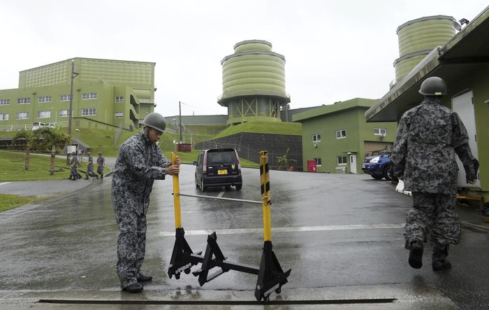 북한이 군사용 정찰위성 탑재 우주비행체를 발사한 지난달 31일 아침 일본 오키나와현 미야코섬의 항공 자위대 부대 안으로 차량이 통과하고 있다./교도AP연합뉴스