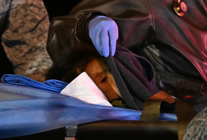 비행기 추락 사고로 실종됐다 발견된 콜롬비아 어린이가 구조되고 있다. AFP연합뉴스