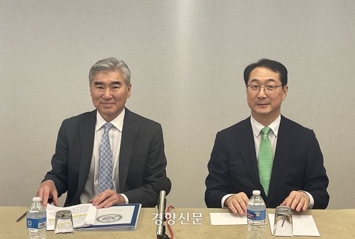 성 김 국무부 대북특별대표와 김건 외교부 한반도평화교섭본부장이 12일(현지시간) 미국 워싱턴에서 한미 북핵수석대표 협의를 마친 뒤 특파원 간담회를 열고 있다. 워싱턴/김유진 특파원