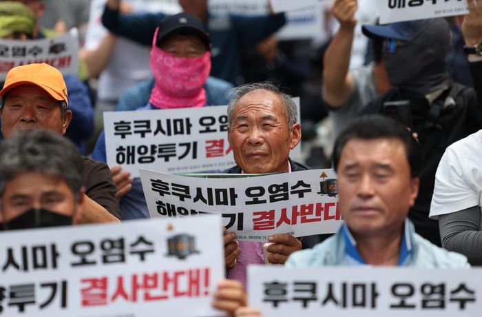지난 12일 국회 앞에서 전국어민총연맹과 일본 방사성 오염수 해양투기 저지 공동행동 주최로 일본 후쿠시마 오염수 해양투기 반대 집회가 열리고 있다. 연합뉴스.