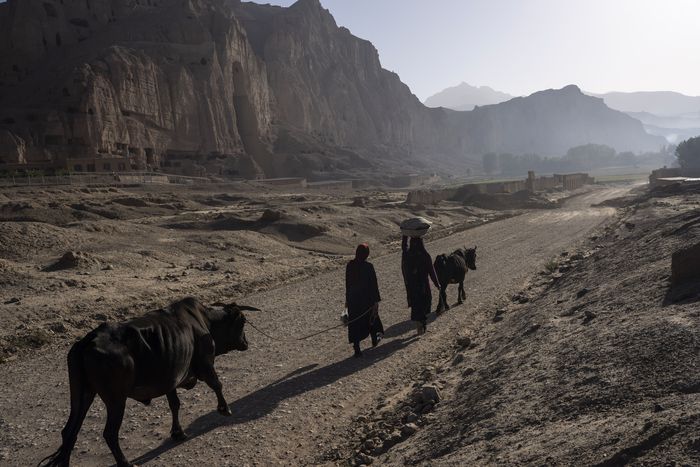 여성들이 17일(현지시간) 아프가니스탄 바미안 석불 근처를 걸어가고 있다. 탈레반은 2001년 바미안 석불을 파괴했다. AP연합뉴스