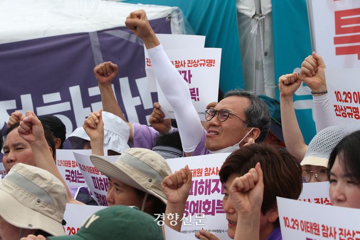 10.29 이태원 참사 유가족들이 20일 국회 앞에서 10.29 이태원 참사 특별법 제정 촉구 단식 농성 시작 기자회견을 하고 있다. 이날 희생자 이주영 씨 아버지 이정민 이태원 참사 시민대책위 대표 직무대행과 희생자 박가영 씨 어머니 최선미 운영위원이 단식을 시작했다. 성동훈 기자