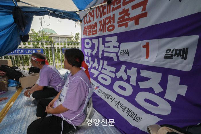 이태원 참사 희생자 고 이주영씨의 아버지 이정민씨와 고 박가영씨의 어머니 최선미씨가 20일 서울 국회 앞에서 이태원 참사 특별법 제정을 촉구하며 유가족 단식 농성을 하고 있다. 성동훈 기자