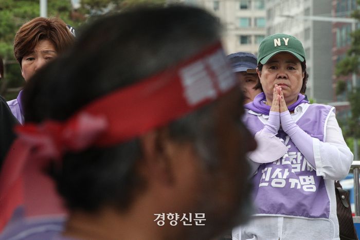 이태원 참사 희생자 고 이주영씨의 아버지 이정민씨와 고 박가영씨의 어머니 최선미씨가 20일 서울 국회 앞에서 이태원 참사 특별법 제정을 촉구하며 유가족 단식 농성에 나선 모습을 유가족들이 지켜보고 있다. 성동훈 기자