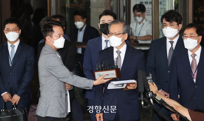 ‘드루킹 댓글 조작’ 혐의로 기소된 김경수 경남지사에 대해 2021년 7월21일 대법원이 징역 2년을 확정했다. 서울 서초동 대법원 앞에서 김지사 측 변호인단이 기자들의 질문에 답변하고 있다. / 김창길 기자