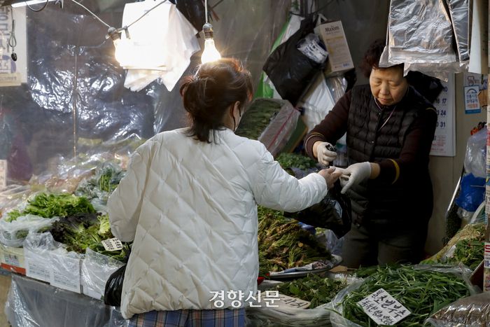 서울 동대문구 경동시장에서 주부들이 장을 보고 있다. 문재원 기자