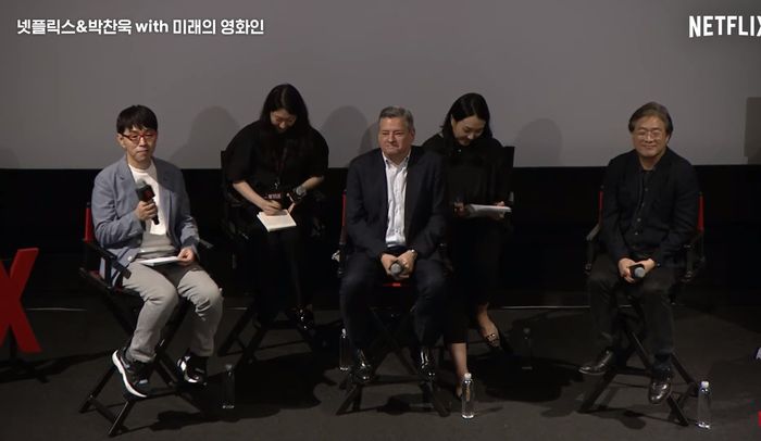 테드 서랜도스 넷플릭스 CEO(가운데)와 박찬욱 감독(오른쪽)이 이동진 영화평론가의 사회로 ‘넷플릭스&박찬욱 with 미래의 영화인’ 행사에서 대화를 하고 있다. 넷플릭스.