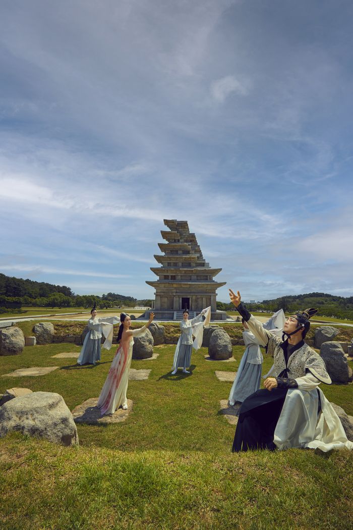 ‘세계유산축전’ 행사의 하나로 익산 미륵사지에서 열리는 공연의 한 장면. 문화재청 제공