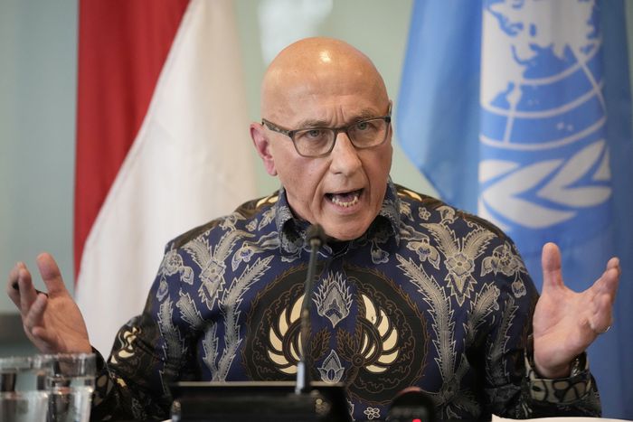 톰 앤드루스 유엔 미얀마 인권특별보고관이 21일(현지시간) 인도네시아 자카르타에서 열린 기자회견에서 발언하고 있다. AP연합뉴스