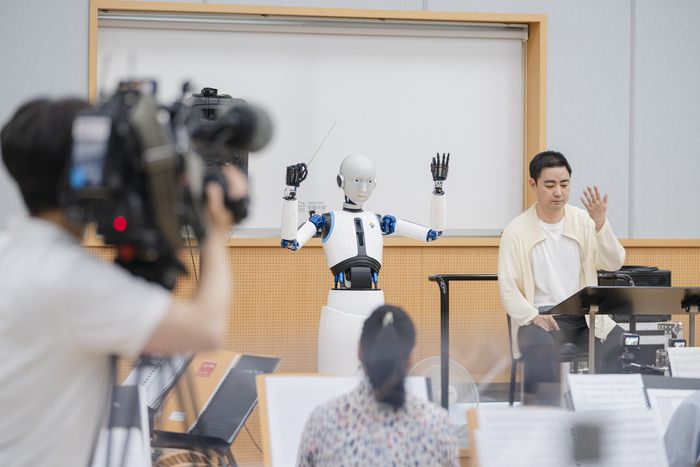 로봇 ‘에버6’과 지휘자 최수열이 26일 서울 중구 국립극장 연습실에서 국립국악관현악단을 지휘하고 있다. 국립극장 제공