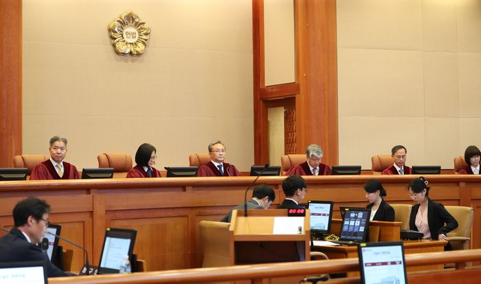 이태원 참사 부실 대응 논란으로 탄핵 소추된 이상민 행정안전부 장관에 대한 네번째 변론기일인 27일 서울 종로구 헌법재판소 대심판정으로 유남석 헌재소장이 입장해 착석해 있다. 2023.6.27 . 공동취재