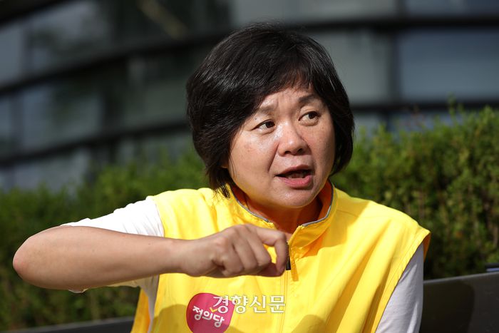 후쿠시마 핵 오염수 투기 저지 단식 농성 중인 이정미 정의당 대표가 27일 서울 종로구 주한일본대사관 앞에서 경향신문과 인터뷰하고 있다. 조태형 기자