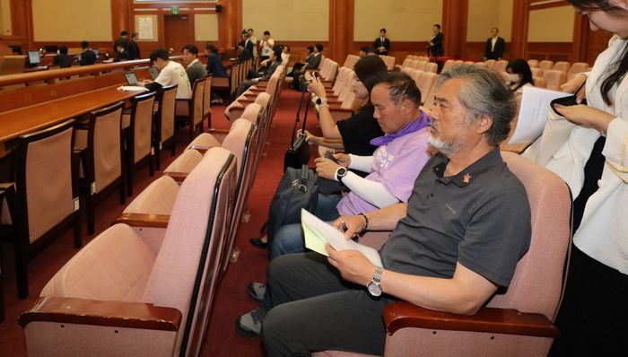 이정민 이태원참사 유가족협의회의 대표 직무대행과 관계자들이 27일 서울 종로구 헌법재판소 대심판정에서 열린 이상민 행정안전부 장관 탄핵심판 최종 변론에서 참석하고 있다.  사진공동취재단