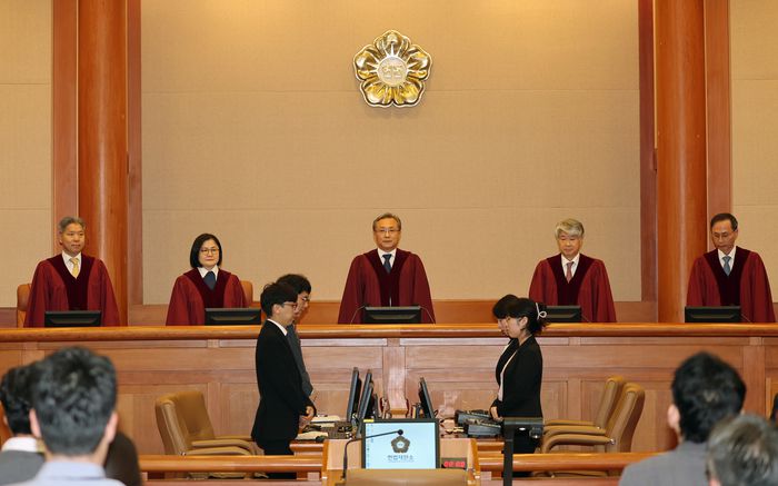 이태원 참사 부실 대응 논란으로 탄핵 소추된 이상민 행정안전부 장관에 대한 네번째 변론기일인 27일 서울 종로구 헌법재판소 대심판정으로 유남석 헌재소장을 비롯한 헌법재판관들이 입장하고 있다.  사진공동취재단