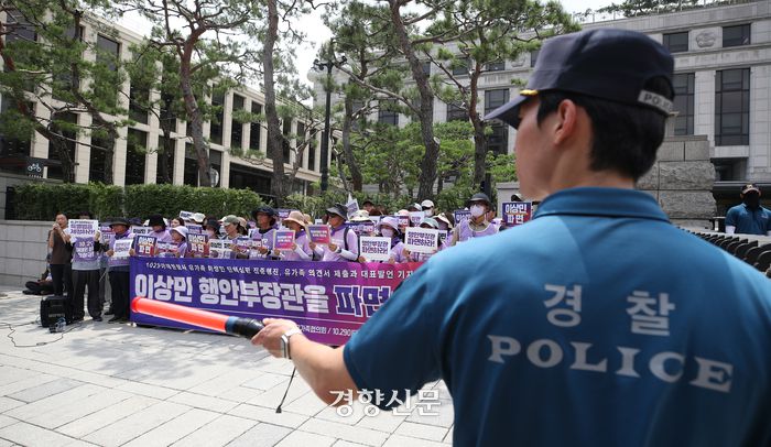 10.29이태원참사유가족협의회가 이태원 참사 부실 대응 논란으로 탄핵 소추된 이상민 행정안전부 장관에 대한 네번 째 변론기일인 27일 서울 종로구 헌법재판소 앞에서 이 장관의 파면 촉구 기자회견을 하고 있다. 권도현 기자