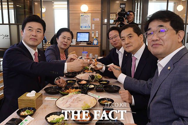 국민의힘 기재위 위원들이 30일 오전 최근 후쿠시마 원전 오염수의 해양 방류 문제로 어려움을 겪는 서울 동작구 노량진수산시장을 방문해 오찬을 갖고 있다. 더팩트 제공