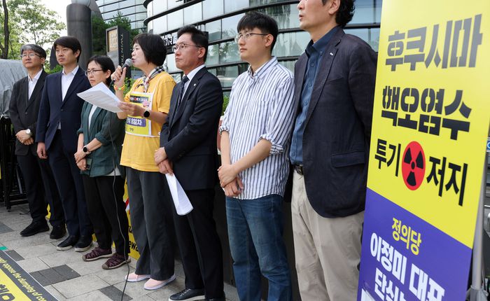 일본 후쿠시마 원전 오염수 방류 저지를 위해 단식 농성 중인 정의당 이정미 대표가 3일 오전 서울 종로구 주한 일본대사관 앞에서 열린 상무집행위원회 기자회견에서 발언하고 있다. 연합뉴스