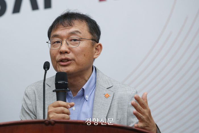 2008년 광우병 시위에 관여했던 민경우 대안연대 대표가 3일 국회에서 열린 국민의힘 의원총회에서 후쿠시마 오염수 관련 강연을 하고 있다. 성동훈 기자