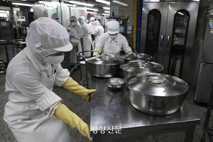 흰 상의에 위생모, 두건, 마스크, 방수 앞치마까지 온 몸을 꽁꽁 싸맨 급식 조리사들의 모습. 급식실에서 일하는 사람들은 언제쯤 안전과 편의가 동시에 보장되는 옷을 입고 일할 수 있을까? 성동훈 기자