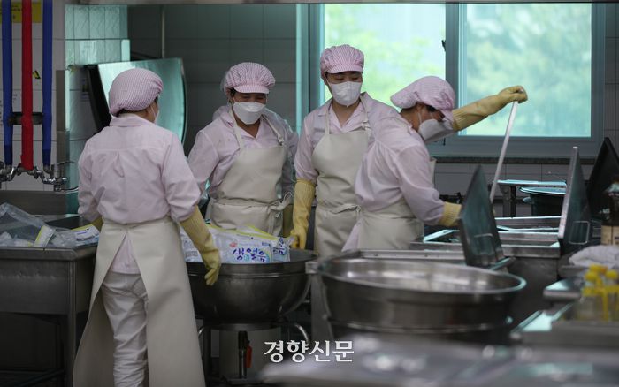 공정별로 어떤 색의 앞치마, 장갑을 착용할지는 학교마다 다르다. 다만 조리 공정에서는 대부분 흰색 혹은 미색 앞치마와 장갑을 쓴다. 오염물질이 튀어도 눈에 잘 띄는 색을 입는 것이다. 권도현 기자