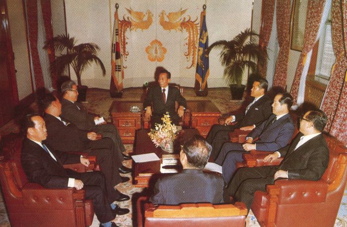 1972년 5월31일 박정희 대통령이 서울을 바운한 박성철 북한 제2부수상 일행을 접견하고 있다. 통일부 제공