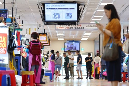 일본 정부의 후쿠시마 제1원전 오염수 해양 방류 계획에 대한 국제원자력기구(IAEA)의 최종 보고서 발표가 예정된 지난 4일 서울 동작구 노량진 수산시장에 설치된 화면에 해양수산부가 제작한 수산물 방사능 검사 관련 안내 영상이 나오고 있다. 연합뉴스