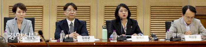 ‘나가서 새판 짜자’ 정의당 탈당파 모임 ‘새로운진보’와 기본소득당, 열린민주당이 10일 국회 의원회관에서 연 ‘한국 정치의 새판을 모색하는 정당개혁 대토론회’에서 참석자들이 발언하고 있다. 이날 천호선 노무현재단 이사, 용혜인 기본소득당 의원, 정호진 전 정의당 대변인, 김상균 열린민주당 대표 등이 참석했다. 문재원 기자