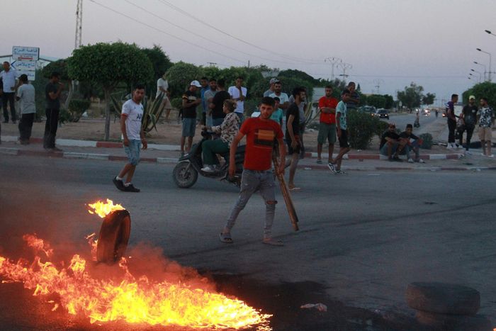 튀니지 해안 도시 스팍스에서 4일(현지시간) 현지 주민들이 아프리카 이민자의 이동을 막기 위해 불을 지르며 위협하고 있다. AFP연합뉴스