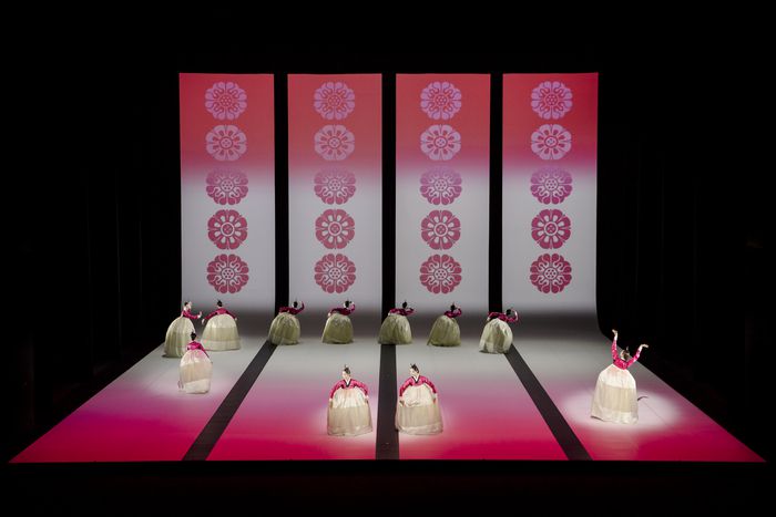 국립무용단의 대표 레퍼토리 <묵향>의 한 장면. 국립극장 제공