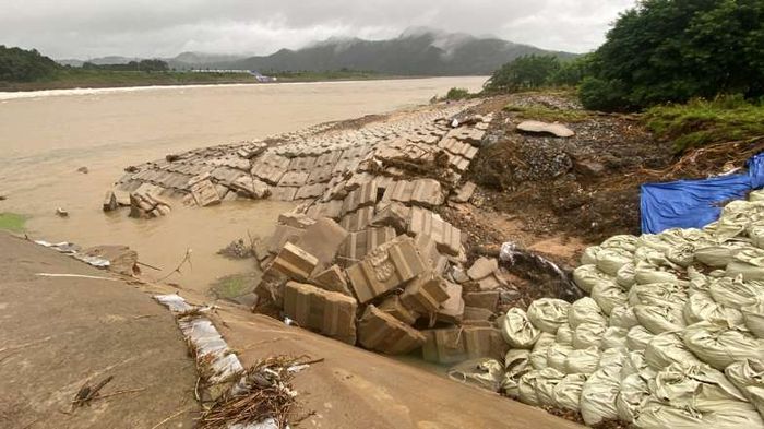 낙동강 상주보의 고정보 아래 콘크리트 블록 붕괴 현장 모습. 대구환경운동연합 제공.