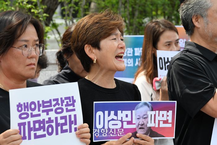 헌법재판소가 이상민 행정안전부 장관에 대한 국회의 탄핵심판 청구를 기각한 25일 오후 서울 종로구 헌법재판소 앞에서 열린 10·29 이태원 참사 유가족협의회, 시민대책회의 기자회견 도중 보수 유튜버가 방해하자 한 유가족이 소리를 외치고 있다. 성동훈 기자