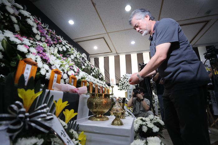 이정민 10.29 이태원참사 유가족협의회 대표 직무대행(오른쪽)이 27일 오전 충북도청 민원실에 마련된 오송 지하차도 참사 희생자 합동분향소를 찾아 조문하고 있다. 연합뉴스.