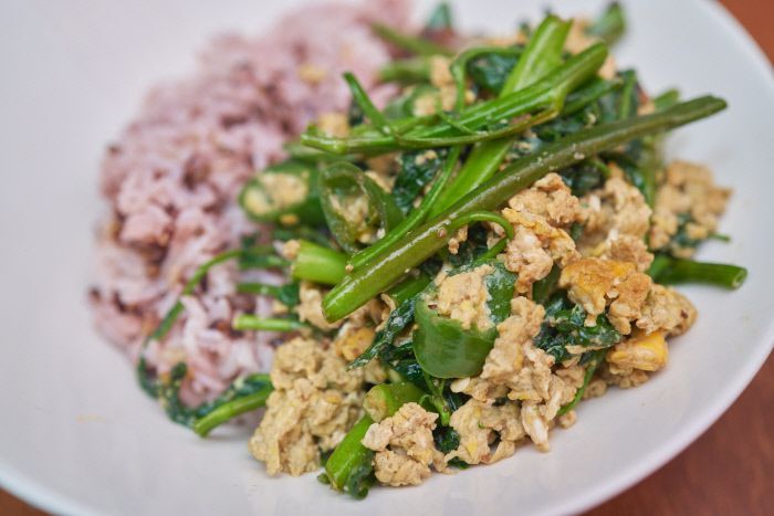 공심채 한 단 3000원으로 즐기는 시장의 만찬. 된장, 참기름, 멸치액젓, 설탕 그리고 달걀을 넣어 볶았다.