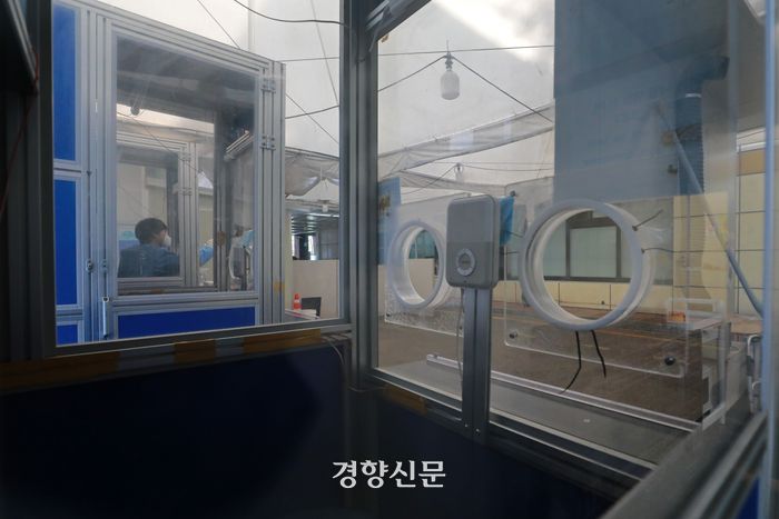 서울 송파구보건소 선별진료소에서 검체 채취 부스가 부분 운영되고 있다.