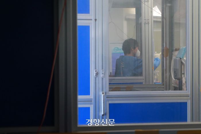 서울 송파구보건소 선별진료소에서 관계자가 검체 채취를 하고 있다.