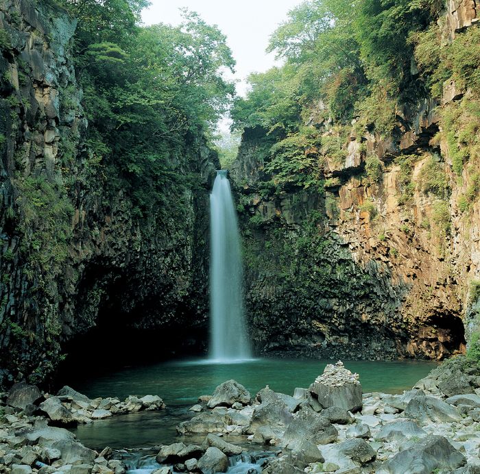 빼어난 경관과 학술적, 생태적 가치가 높아 국가지정문화재 명승으로 8일 지정된 경기 연천군의 ‘연천 재인폭포’ 전경. 문화재청 제공
