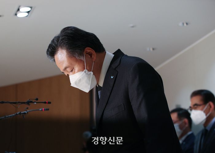 허영인 SPC그룹 회장이 지난해 10월21일 서울 강남구 SPC 본사에서 계열사 SPL에서 발생한 20대 여성 사망 사고에 관련 대국민 사과를 하고 있다. 성동훈 기자