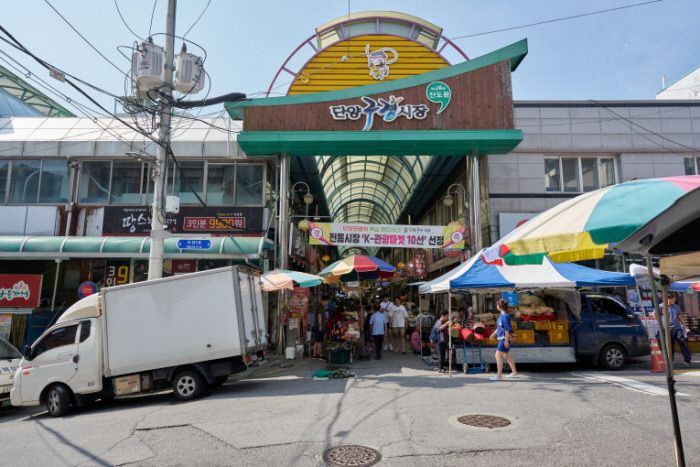 7말8초 휴가철에 찾은 단양 구경시장은 관광객으로 북적였다.