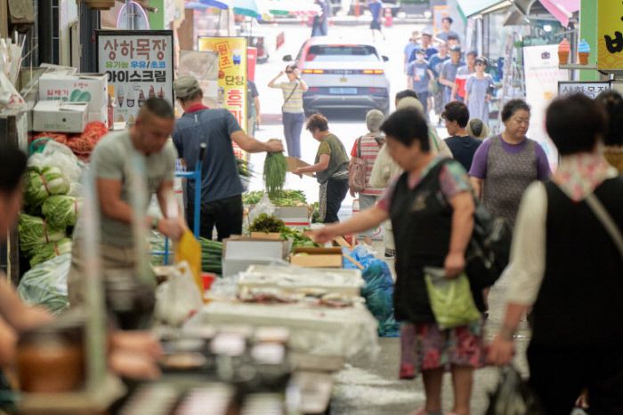 관광형 시장은 식자재보다는 완성한 음식을 파는 곳이 많다.
