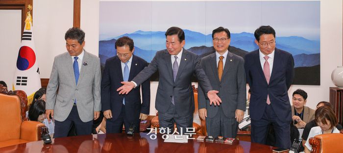 김진표 국회의장이 7월 3일 국회에서 열린 ‘선거제 개편 협의체 발족식’에서 참석자들과 기념촬영을 하고 있다. 왼쪽부터 정개특위 야당 간사인 민주당 김영배 의원, 민주당 송기헌 원내수석부대표, 김 의장, 국민의힘 이양수 원내수석부대표, 정개특위 여당 간사인 국민의힘 김상훈 의원. /성동훈 기자