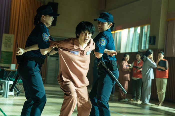 <마스크걸>의 한 장면. 교도소에 들어간 김모미는 고현정이 연기한다. 넷플릭스 제공