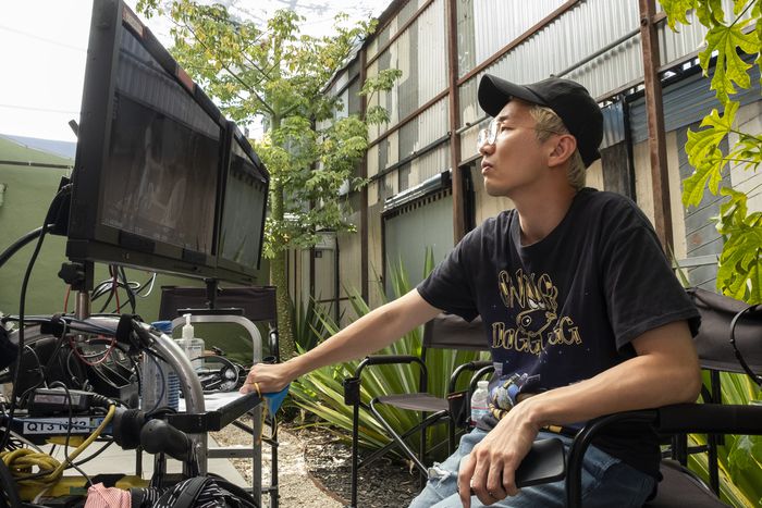 <성난 사람들> 촬영 현장에서의 이성진 감독 모습. 넷플릭스 제공